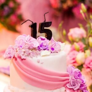 Bolo de 15 anos decorado com flores