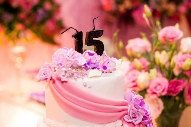 Bolo de 15 anos decorado com flores
