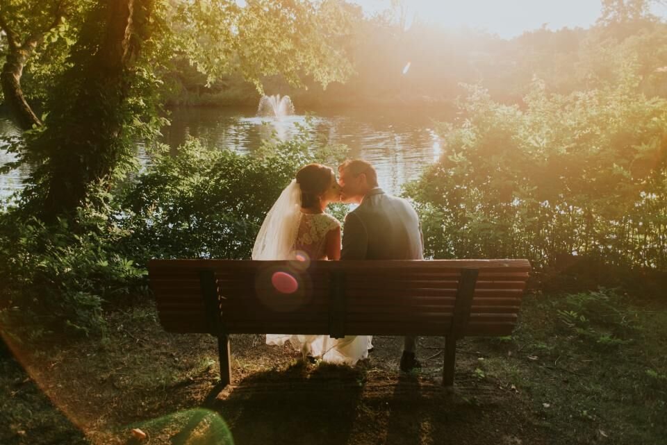 Casal em banco de jardim