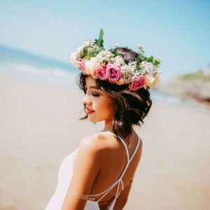 Ensaio na praia com coroa de flores