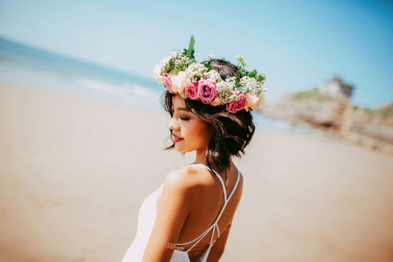 Ensaio na praia com coroa de flores