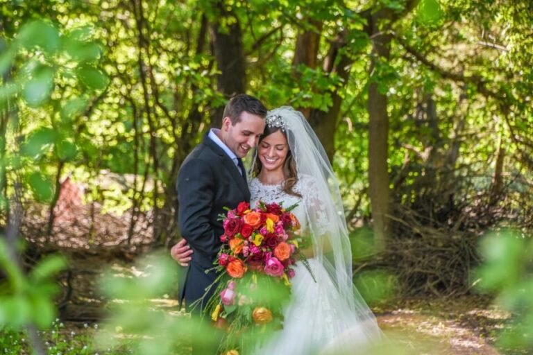 Noivos abraçados em jardim